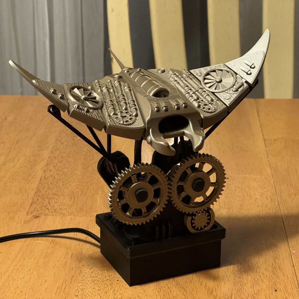 🖤 Mechanical Manta Ray-----A Moving Piece of Art for Your Desk